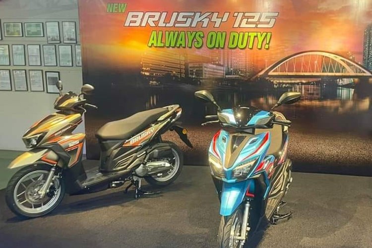  Kawasaki Brusky 125 2024 mới đây đã được hãng xe môtô Nhật Bản tung ra thị trường quốc đảo Philippines. Đây là sản phẩm mà Kawasaki kết hợp với nhà sản xuất xe máy Malaysia Modenas. Brusky 125 mang thiết kế hiện đại, thể thao, và mang đồ họa trên thân xe một cách hấp dẫn.