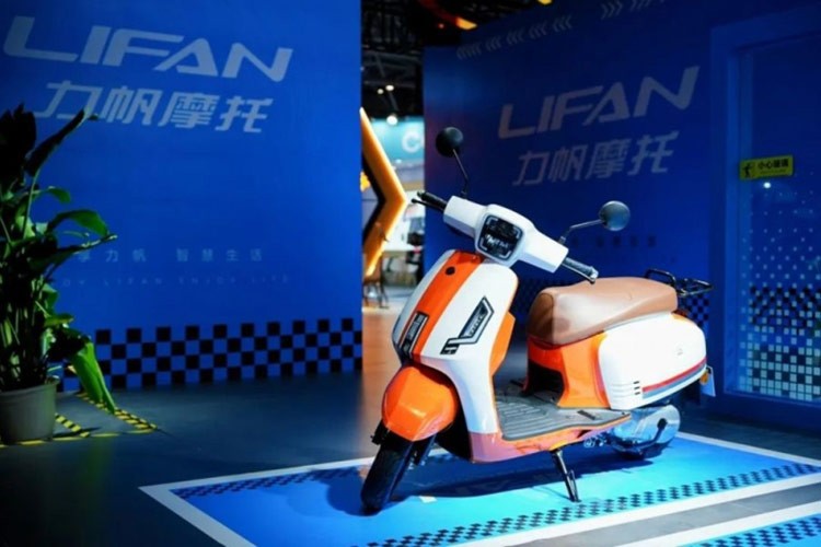  Lifan RAD125 Ragdoll Cat 2024 mới ra mắt cuối tháng 9/2024 vừa qua. So với các dòng xe cùng phân khúc, xe có mức giá rất cạnh tranh. Không chỉ thế, RAD125 còn có hiệu suất và cấu hình ấn tượng, đặc biệt phù hợp với những người dùng có ngân sách hạn chế nhưng vẫn mong muốn sở hữu một chiếc xe máy ổn định và đáng tin cậy.