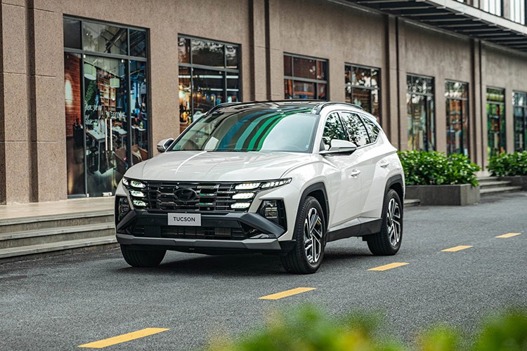 Nhằm khẳng định vị thế một mẫu xe SUV hàng đầu, cũng như đem đến cho khách hàng một sản phẩm toàn cầu với những nâng cấp cải tiến đáng giá,  Hyundai Tucson 2025 thế hệ mới đã chính thức được giới thiệu đến các khách hàng tại thị trường Việt Nam.