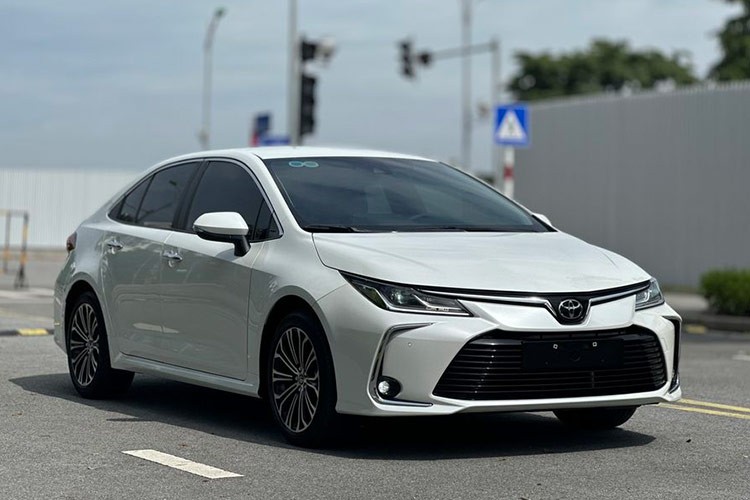 Mới đây, một chiếc  Toyota Corolla Altis đời 2022 được chủ nhân chào bán trên sàn xe cũ Hà Nội. Thông tin từ người bán cho biết, chiếc xe thuộc phiên bản 1.8V với ngoại thất và nội thất đều màu sáng. Xe đã đi được quãng đường chỉ hơn 18.000 km. 