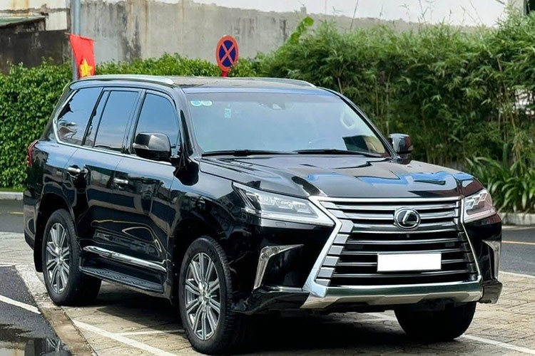  Lexus LX570 tại Việt Nam là mẫu SUV hạng sang cỡ lớn của thương hiệu Nhật Bản được khá nhiều các đại gia yêu thích. Xe ghi điểm với thiết kế lịch lãm, mạnh mẽ cùng khả năng vận hành vượt trội. Kể từ khi ra mắt vào năm 2007, mẫu xe này nhanh chóng trở thành biểu tượng của của đẳng cấp và phong cách trong phân khúc SUV hạng sang.