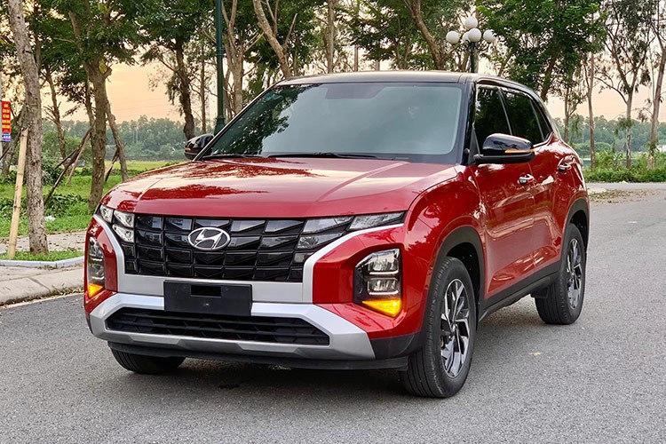  Hyundai Creta 2022 tại Việt Nam gia nhập nhóm SUV cỡ B từ giữa năm 2022 và nhanh chóng nhận được sự chú ý của người tiêu dùng kể từ khi ra mắt nhờ thiết kế hiện đại cùng nhiều công nghệ vượt trội trong phân khúc. Hiện tại, sau khoảng 2 năm lăn bánh, một chiếc Hyundai Creta 2022 bản nhập khẩu đang được rao bán với mức giá hấp dẫn, giúp người mua tiết kiệm khoản chi phí đáng kể.