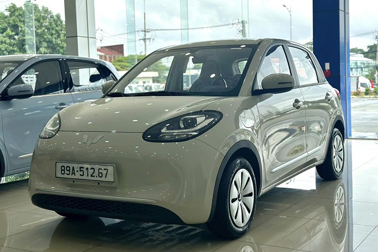 Theo đó,  Wuling Bingo tại Việt Nam sẽ có hai phiên bản với giá bán dự kiến là 470 và 530 triệu đồng. Wuling Bingo được định vị trong phân khúc cỡ A, cạnh tranh trực tiếp với Hyundai i10 (405 triệu đồng), Kia Morning (349 triệu đồng), Toyota Wigo (405 triệu đồng) và VinFast VF5 (460 triệu đồng).