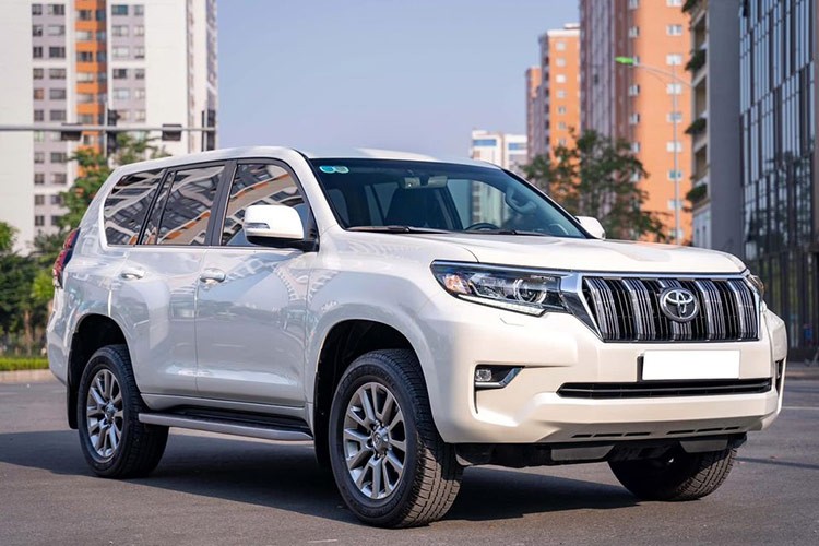  Toyota Land Cruiser Prado tại Việt Nam là một trong những mẫu SUV được người tiêu dùng khá ưa chuộng, không chỉ với xe mới mà cả những chiếc đã qua sử dụng cũng được săn đón. Đặc biệt, mức giữ giá của dòng xe này luôn được đánh giá cao.