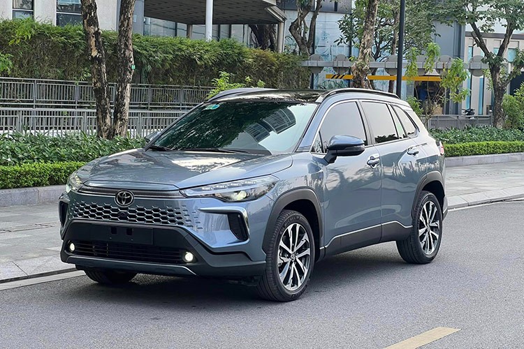  Toyota Corolla Cross 2024 mới đã ra mắt tại thị trường Việt Nam vào hồi tháng 5 năm nay. Đây cũng là phiên bản nâng cấp đầu tiên sau ba năm bán ra toàn cầu của mẫu xe gầm cao cỡ B+. Phương tiện được nhập khẩu chính hãng từ Thái Lan.