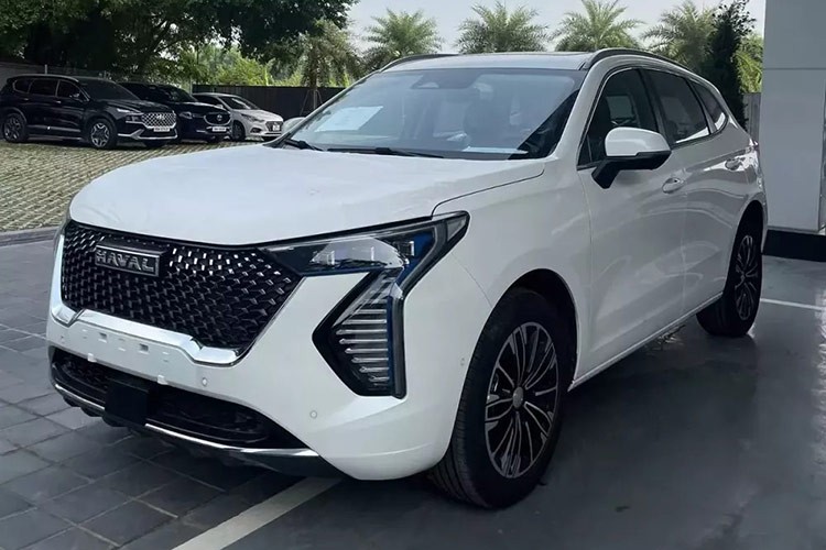 Vào giữa tháng 11/2024, lô xe  Haval Jolion 2024 mới đầu tiên đã chính thức cập cảng Việt Nam. Những chiếc xe nhập khẩu nguyên chiếc từ Thái Lan này hiện đã có mặt tại các đại lý trên toàn quốc, sẵn sàng bàn giao cho khách hàng.