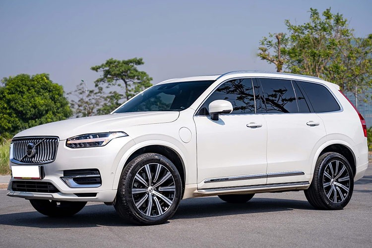 Một chủ nhân hiện đang chào bán một chiếc SUV hạng sang  Volvo XC90 sản xuất 2021 với mức giá hơn 3 tỷ đồng. Theo thông tin được người bán đăng tải, chiếc xe thuộc phiên bản T8 Recharge (hybrid) với ngoại thất màu trắng sang và nội thất bọc da màu nâu cao cấp. Chỉ số ODO (quãng đường đã di chuyển) khoảng 60.000 km.