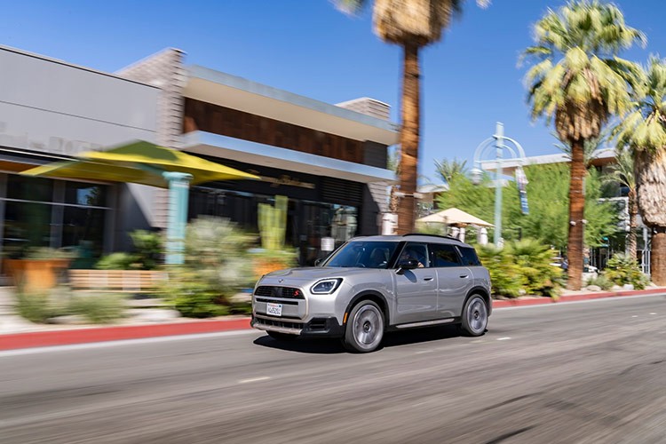  MINI Countryman 2024 tại Việt Nam được cách tân toàn diện về thiết kế tối giản đặc trưng, công nghệ kỹ thuật số, chất liệu, động cơ vận hành và những tinh chỉnh riêng khơi dậy phong cách mạnh mẽ, tự do. Xe sẽ được phân phối tại Việt Nam với hai phiên bản MINI Countryman C và MINI Countryman S ALL4.