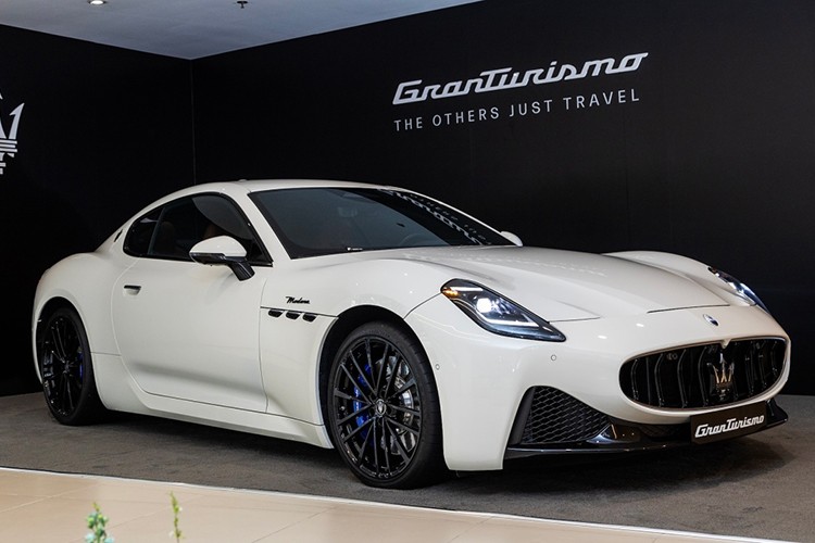  Maserati GranTurismo  Trong loạt  ôtô hạng sang tiền tỷ về Việt Nam cuối năm 2024, đầu tiên phải kể đến Maserati GranTurismo. Xe về Việt Nam vào giữa tháng 12/2024 với 3 tùy chọn phiên bản, gồm: Modena, Trofeo và Folgero cùng giá khởi điểm từ 9,86 tỷ đồng. Khách mua xe cần phải chờ khoảng 6-8 tháng mới có thể nhận hàng.