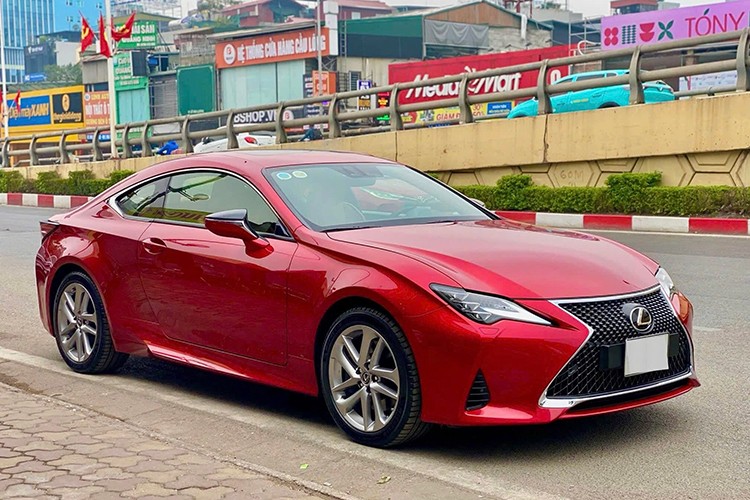 Chiếc  Lexus RC 300 đời 2019 với ODO chỉ 9.000 km này hiện đang được rao bán lại trên thị trường xe cũ với mức giá 1,9 tỷ đồng. Đây được xem là mức giá hấp dẫn, đặc biệt khi so với giá lăn bánh khoảng 3,7 tỷ đồng vào thời điểm xe được mua mới năm 2019.