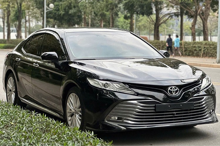 Tham khảo thị trường xe đã qua sử dụng tại Hà Nội, một chiếc  Toyota Camry sản xuất năm 2019 hiện đang được rao bán với mức giá 910 triệu đồng. Theo thông tin được người bán đưa ra, xe thuộc phiên bản 2.5Q cao cấp nhất, nhập khẩu Thái Lan, ngoại thất và nội thất đều màu đen. Quãng đường đã di chuyển khoảng 60.000 km.