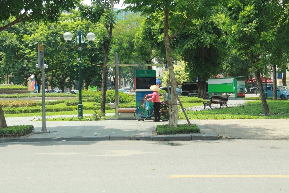 Mới đây, tại Vườn hoa thuộc khu vực trung tâm thành phố Hà Nội được lắp đặt  máy lọc nước thông minh 4.0 đáp ứng nhu cầu nước uống sạch, vệ sinh miễn phí cho người dân.  