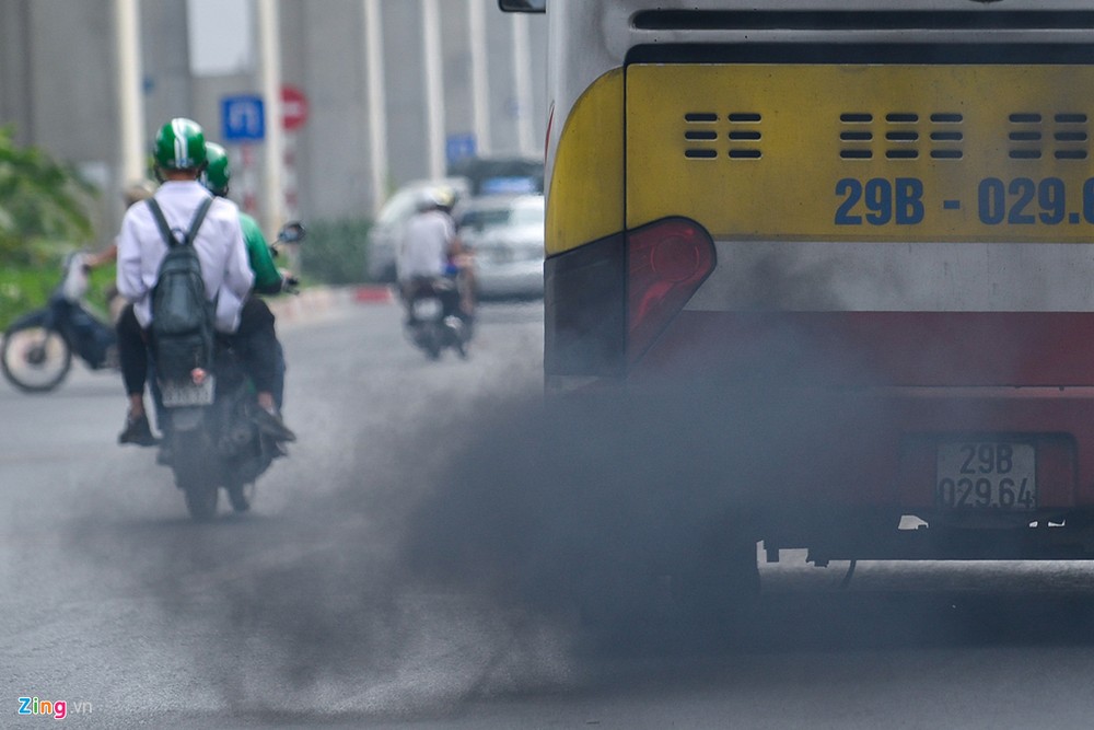 Trên đường phố, cảnh  xe buýt xả khói đen diễn ra khá nhiều. Đây là một trong những nguyên nhân gây ô nhiễm bầu không khí của thành phố.