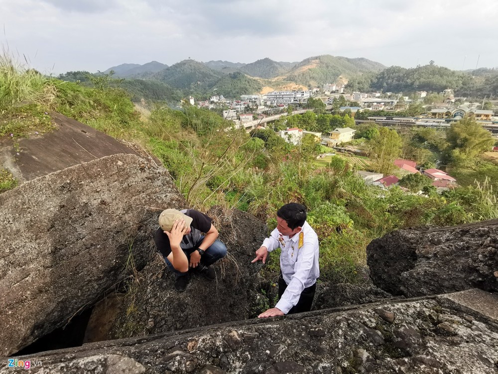 Nhờ sự dẫn đường của thượng úy Hà Đức Thiện (cựu chiến binh trung đoàn 4, Sư đoàn 337) phóng viên Zing.vn tìm được lối vào  pháo đài Đồng Đăng (Lạng Sơn). Ông Thiện có mặt tại thị trấn Đồng Đăng trong những ngày quân Trung Quốc tấn công thị trấn vào tháng 2/1979.