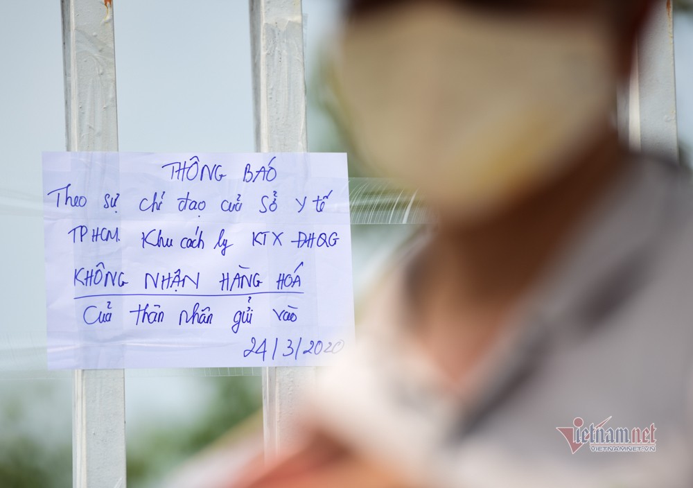 Cổng khu cách ly ký túc xá ĐH Quốc gia TP.HCM sáng nay dán thông báo, theo chỉ đạo của Sở Y tế TP.HCM, không nhận hàng hóa của thân nhân gửi vào. (Thông báo không nhận đồ tiếp tế)