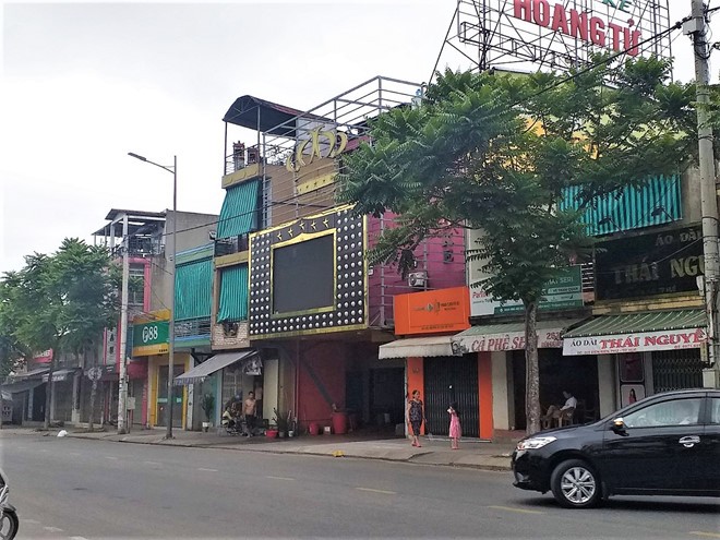  Nhóm thanh niên “thác loạn” ma túy trong quán Karaoke ở Huế: Khoảng 0h15 ngày 5/4, Đội CSĐT tội phạm về ma túy công an TP Huế, tỉnh Thừa Thiên - Huế phối hợp với công an phường Trường An và UBND phường Trường An đã kiểm tra  quán karaoke Hoàng Tử (257 Điện Biên Phủ, phường Trường An) do ông Nguyễn Văn Việt (49 tuổi, trú tại TP.Đông Hà, Quảng Trị) làm chủ. (Ảnh: Thanhnien)