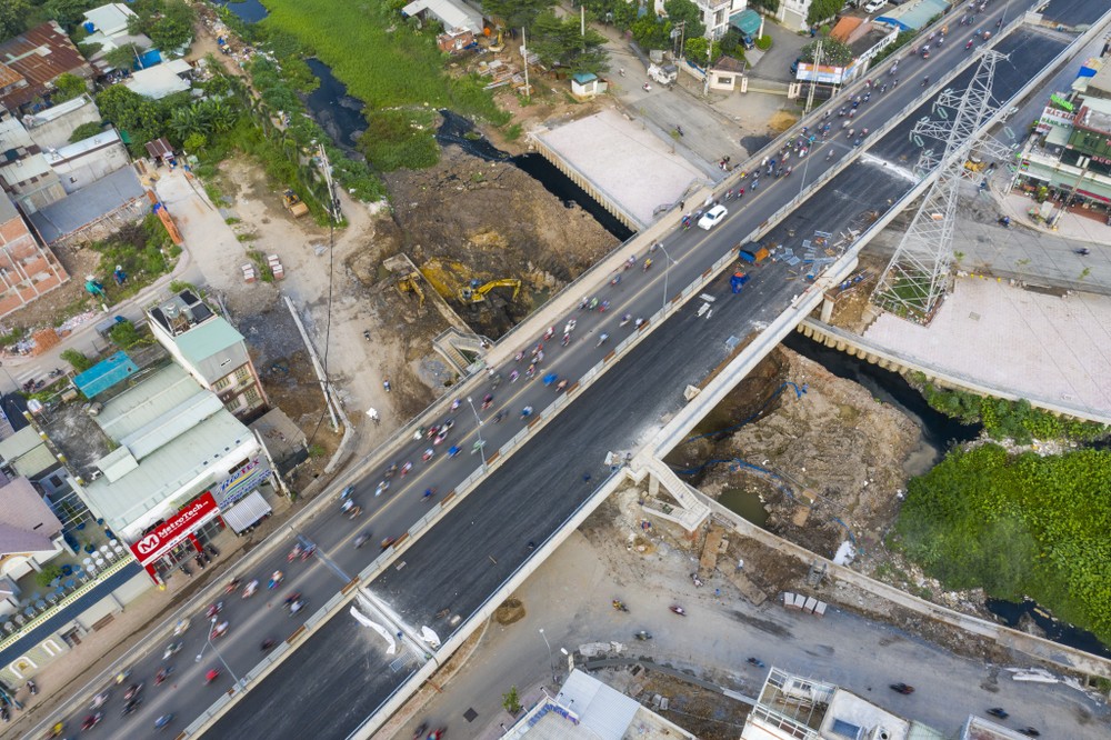 Với tổng vốn đầu tư 515 tỷ đồng, công trình cầu Bưng dài 555 m, bao gồm phần cầu bê tông cốt thép và bê tông cốt thép dự ứng lực. Công trình này nhằm thay thế cây cầu hiện hữu có mặt cắt ngang hẹp, xuống cấp trầm trọng, liên tục gây ùn tắc giao thông.