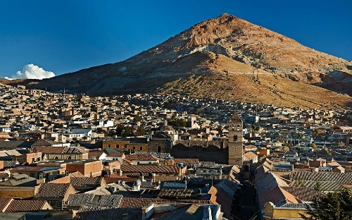 Tọa lạc giữa một trong những thành phố cao nhất thế giới tại Potosí của Bolivia, Cerro Rico được mệnh danh là  ngọn núi giàu có. Thực dân Tây Ban Nha từng đặt cái tên này cho Cerro Rico ám chỉ lượng quặng bạc khổng lồ tới hơn 56 nghìn tấn bên dưới, đến nỗi họ cho rằng ngọn núi làm hoàn toàn từ bạc.