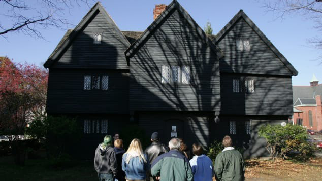  1. Salem, Massachusetts: Đây là một trong những địa điểm bị  ma ám với những truyền thuyết rùng rợn nhất nước Mỹ. Câu chuyện huyền bí về thành phố này bắt nguồn từ năm 1690. Trong thời kỳ này, đã có đến hơn 200 người, phần lớn là phụ nữ, bị buộc tội một cách thiếu căn cứ là "phù thủy" và bị hành quyết một cách dã man.