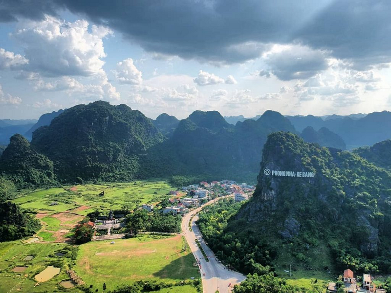  1. Phong Nha - Kẻ Bàng: Báo Stuttgarter Nachrichten của Đức nhận định Việt Nam là một trong những quốc gia đẹp nhất châu Á, điểm đến cụ thể được  báo chí Đức chú ý là Phong Nha - Kẻ Bàng ở Quảng Bình.