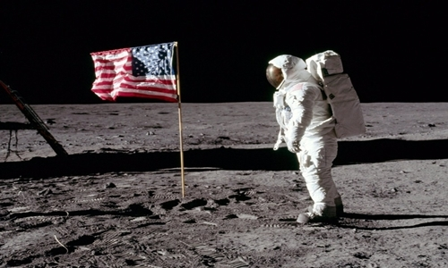 Trong các nhiệm vụ Apollo 11, 12, 14, 15, 16 và 17 đều để lại một  lá cờ trước khi trở về Ƭrái đất. NASA đã “ưu ái” gọi truуền thống này là “Lunar Flag Assembly” (tạm dịch: Đại hội quốc kì Mặt trăng).