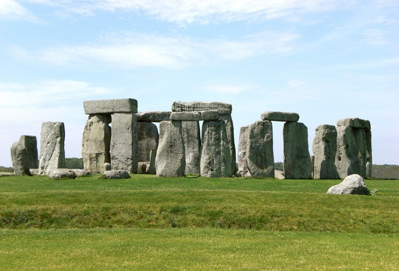  1. Stonehenge (Vương quốc Anh): Vòng tròn đá nổi tiếng này là một di tích thời tiền sử, được xây dựng vào khoảng giữa năm 3000 và năm 2000 trước Công nguyên. Stonehenge thực tế là một vòng gồm những tảng đá có kích thước khác nhau.