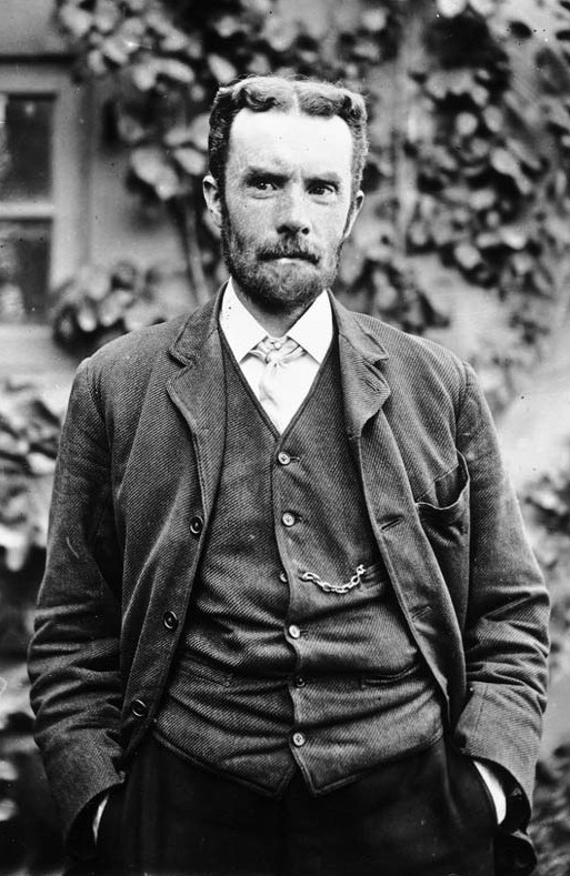  1. Oliver Heaviside thích sơn móng tay màu hồng: Oliver Heaviside (1850 - 1925), là một nhà khoa học, nhà vật lý, nhà toán học và kỹ sư điện người Anh. Ông là người đã phát triển các kỹ thuật toán học phức tạp để phân tích mạch điện và giải phương trình vi phân.