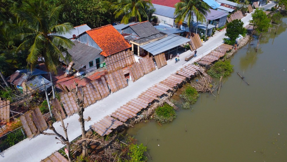 Những ngày này, đến làng nghề bánh tráng Thuận Hưng, đâu đâu cũng thấy các vỉ bánh trắng phau phơi "rợp trời".