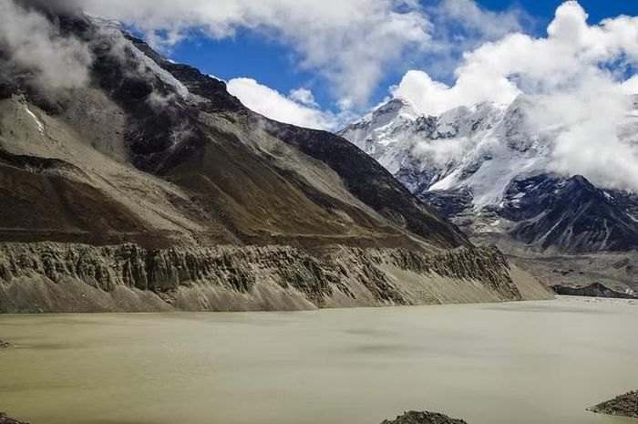 Một nghiên cứu mới của nhóm các nhà nghiên cứu Anh và New Zealand đăng trên tạp chí Nature Communications cho biết hơn 15 triệu người đang đối mặt nguy cơ lũ lụt do vỡ hồ sông băng, hơn 1 nửa trong số trên sống ở 4 nước gồm Ấn Độ, Pakistan, Trung Quốc và Peru.