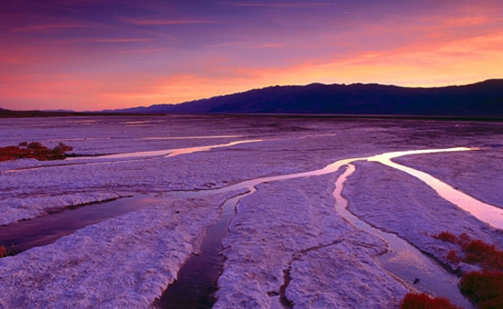 Trải dài trên 300km giữa hai bang California và Nevada của Mỹ, Thung lũng chết là nơi có những hiện tượng thiên nhiên kỳ lạ, thu hút nhiều du khách tham quan, khám phá.