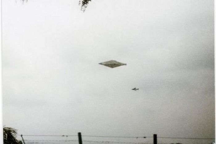 " Bức ảnh UFO đẹp nhất" được chụp bởi 2 người đi bộ trên sườn đồi gần Calvine (Scotland) vào khoảng 21h ngày 4/8/1990. Bức ảnh bí ẩn này còn được gọi là "Bức ảnh Calvine" (Calvine Photograph).