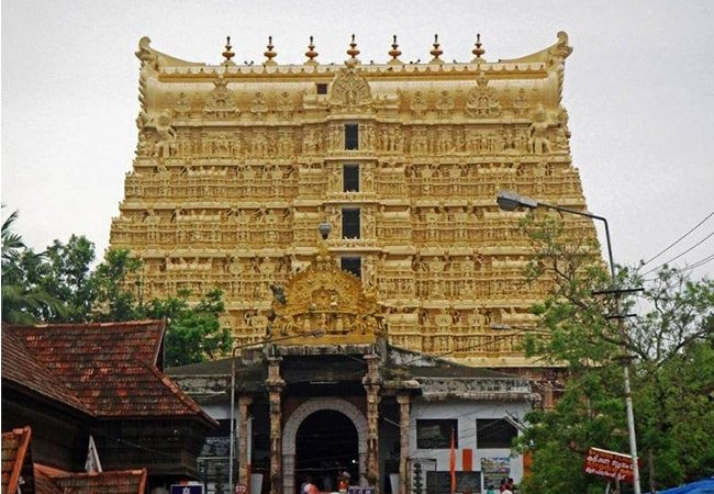 1. Đền thờ Padmanabhaswamy: Tọa lạc tại thủ phủ Thiruvananthapuram của bang Kerala, Ấn Độ, Padmanabhaswamy là một trong những ngôi đền nổi tiếng và thiêng liêng nhất của Ấn Độ, đồng thời cũng là một  địa danh kỳ bí.