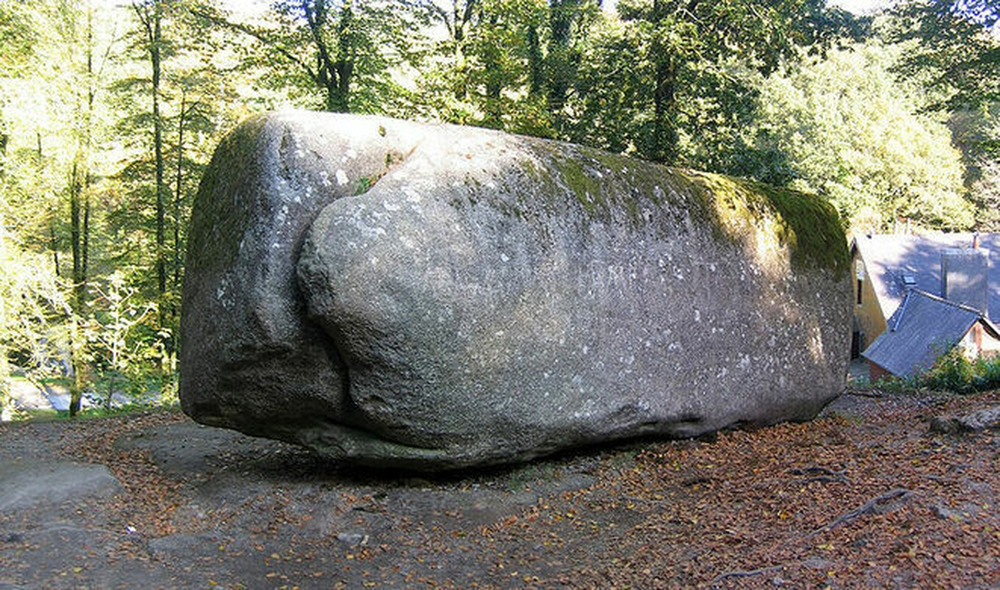 Trembling Rock - một  hòn đá nổi tiếng nặng tới 137 tấn đang thu hút sự chú ý của nhiều người bởi khả năng khiến người yếu nhất cũng có thể xê dịch dễ dàng trên bề mặt của nó.