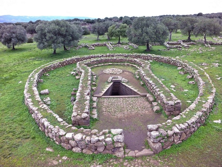  Giếng thánh Santa Cristina là một trong những địa điểm khảo cổ nổi tiếng tại Sardinia, Italy.