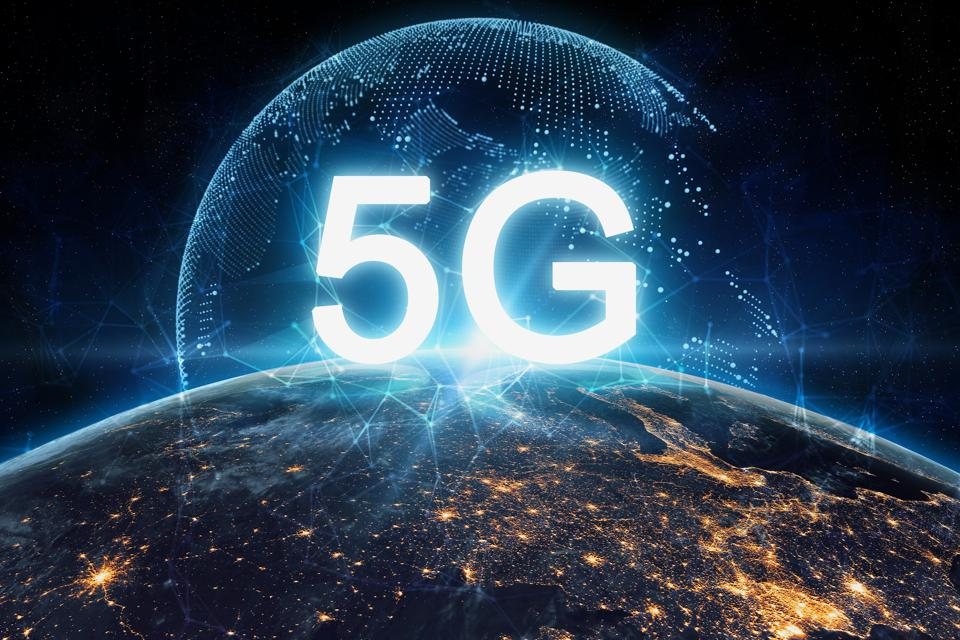 Trong thời đại hiện nay, công nghệ di động 5G đang trở thành một chủ đề được quan tâm rất nhiều bởi vì chúng ta đang sống trong một thế giới mà việc liên lạc và kết nối trở nên cực kỳ quan trọng.