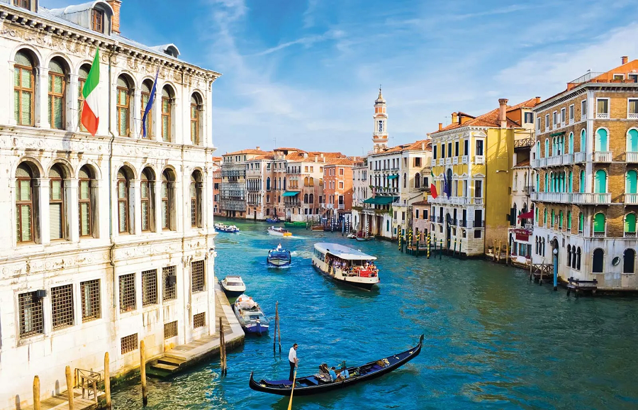  Venice, một trong những thành phố độc đáo và lãng mạn nhất trên thế giới, nổi tiếng với hệ thống kênh nước và kiến trúc tuyệt đẹp của nó.