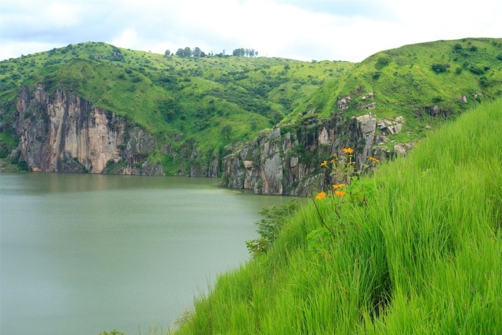 Hồ Nyos (Cameroon): Nyos là một hồ nước nổi tiếng ở Cameroon. Mặc dù khung cảnh xung quanh không có gì đặc sắc, sự nguy hiểm lại đến từ màu vàng đục do đáy hồ Nyos chứa lượng khổng lồ khí CO2. Ngày 21/8/1986, thảm họa hồ Nyos đã xảy ra khi một vụ sạt lở đã giải phóng một đám mây CO2 cao khoảng 100 m lan ra xung quanh vào lúc nửa đêm, giết chết hơn 1.700 người sống quanh hồ và 3.500 động vật. Sau thảm họa, hầu hết thị trấn và làng mạc trong khu vực này đều bị bỏ hoang.