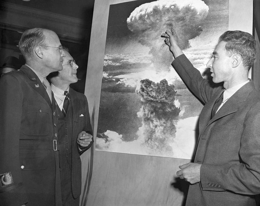 Julius Robert Oppenheimer là một nhà khoa học nổi tiếng và là người đứng đầu dự án Manhattan, dự án nghiên cứu và chế tạo bom nguyên tử của Mỹ trong Thế chiến II.