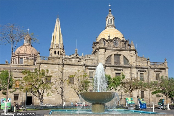 Trong một góc nhỏ của thế giới, tại nhà thờ Guadalajara ở Mexico, có một câu chuyện kỳ bí về một  xác ướp đã thu hút sự chú ý của nhiều người từ khắp nơi trên thế giới. Đó là câu chuyện về Santa Inocencia, một vị thánh nữ trẻ tuổi và sự mở mắt bất ngờ của cô sau 300 năm.