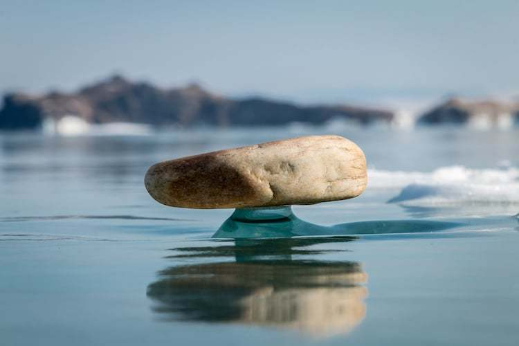 1. Đá nổi trên mặt nước: Vào mùa đông, hồ Baikal của Siberia thu hút vì xuất hiện hiện tượng thiên nhiên hiếm gặp được gọi là "Baikal Zen" khiến những  tảng đá lớn như đang nổi trên mặt nước.