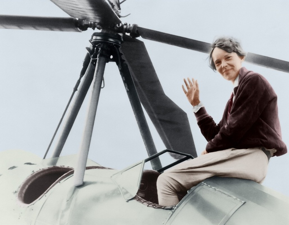 1. Amelia Earhart là nữ phi công đầu tiên một mình thực hiện chuyến bay qua Đại Tây Dương. Tuy nhiên, đến năm 1937, Earhart  mất tích bí ẩn khi thực hiện chuyến bay vòng quanh thế giới cùng với người hoa tiêu Fred Noonan.