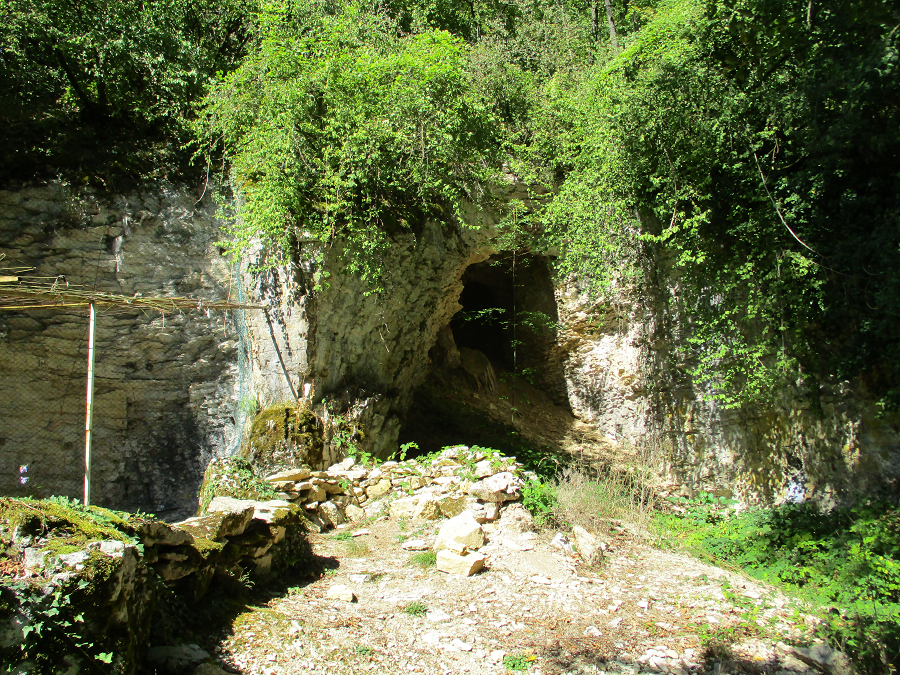 Một mảnh xương hông sơ sinh được tìm thấy trong hang động Grotte du Renne ở Arcy-sur-Cure, cách Paris 200 km về phía Đông Nam, gây sự tò mò và tranh cãi trong giới khoa học.