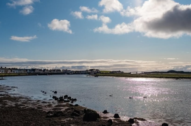 Ngư dân Patrick Williamson và chú chó của ông tìm thấy khối long diên hương trên bãi biển Irvine ở Ayrshire, Scotland.