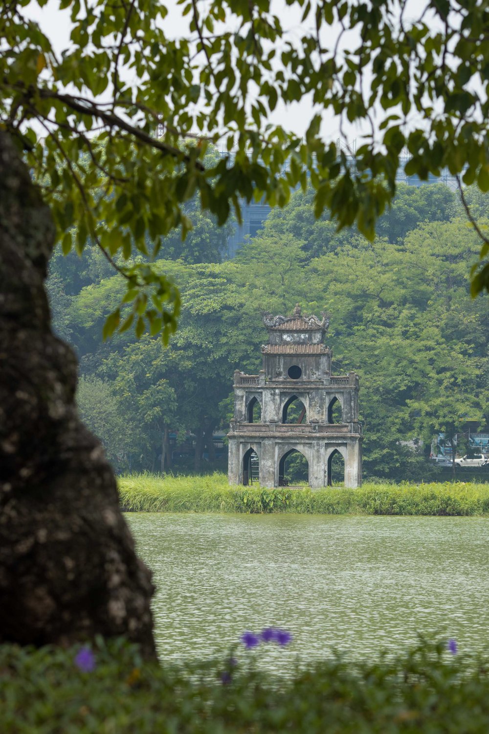 1. Thủ đô Hà Nội ba lần được vinh danh, gồm các giải: "Thành phố hàng đầu châu Á", "Thành phố hàng đầu châu Á cho kỳ nghỉ ngắn ngày". Sở Du lịch Hà Nội là "Cơ quan Quản lý Du lịch Thành phố hàng đầu". 2023 cũng là năm thứ hai Hà Nội giành chiến thắng ở hạng mục "điểm đến cho kỳ nghỉ ngắn ngày". Hà Nội, thủ đô của Việt Nam, nổi tiếng với kiến trúc trăm tuổi và nền văn hóa phong phú với sự ảnh hưởng của khu vực Đông Nam Á, Trung Quốc và Pháp.