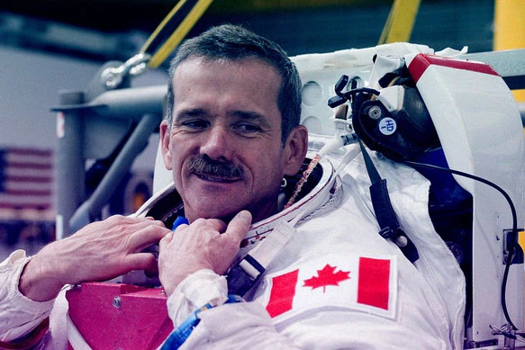 Ông Hadfield, người đã từng là phi công cho Lực lượng Không quân Hoàng gia Canada và Hải quân Mỹ trước khi nghỉ hưu, thể hiện quan điểm của mình về đề tài  UFO, mà công chúng đang quan tâm.