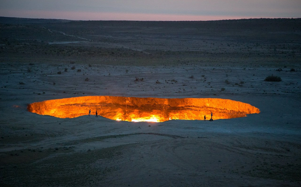 1. Cổng Địa Ngục, Derweze, Turkmenistan: Nằm giữa sa mạc Karakum, Cổng Địa Ngục là một hố ga tự nhiên với đường kính hơn 70m. Được đốt cháy từ năm 1971 để ngăn khí methane thoát ra, nơi này vẫn cháy đến ngày nay, tạo cảm giác như là cửa dẫn xuống địa ngục.