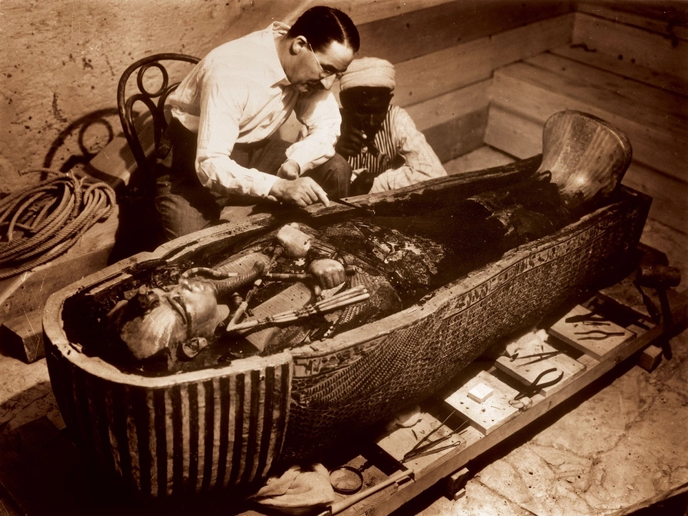 Năm 1922, nhà Ai Cập học người Anh Howard Carter cùng các đồng nghiệp đã tìm thấy lăng mộ của pharaoh Ai Cập  Tutankhamun ở Thung lũng các vị vua của Ai Cập.