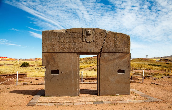 1. Cổng Mặt trời, Bolivia: Nằm ở Tiwanaku, một thành phố cổ ở Bolivia, Cổng Mặt trời là một địa điểm  bí ẩn với những hình chạm khắc không ai hiểu rõ ý nghĩa của chúng. Có người cho rằng chúng có liên quan đến chiêm tinh hoặc thiên văn học.