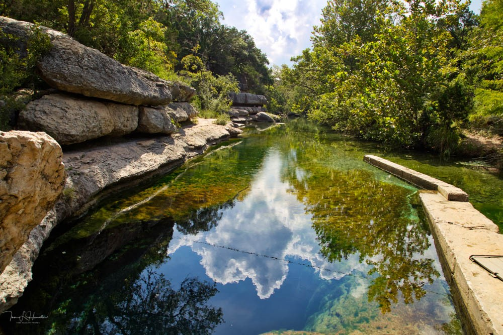  Giếng Jacob ở Wimberley, Texas, là một trong những địa điểm lặn nguy hiểm và kinh hoàng nhất thế giới, được biết đến với biệt danh "hố không đáy".