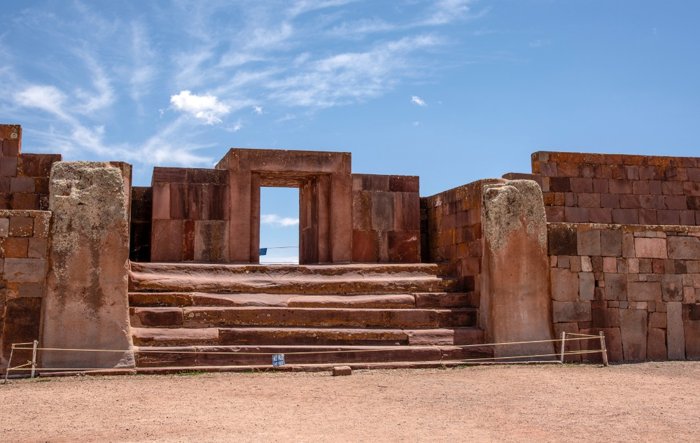 1. Tiahuanaco (Bolivia): Là một trong những  địa danh bí ẩn trên thế giới khiến giới khoa học điên đầu giải mã. Tiahuanaco là một thành phố cổ với công nghệ xây dựng đặc biệt và các nghi lễ thiêng liêng. Cho đến nay, mục đích xây dựng thành phố này vẫn còn là ẩn số.